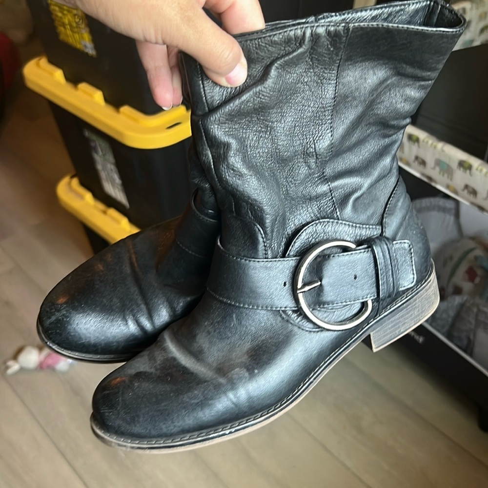 Black and silver boot flat